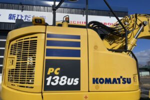 サムネイル: 令和1年式　コマツPC138US　クレーン仕様　後方超小旋回　エアコン　使用時間3415時間