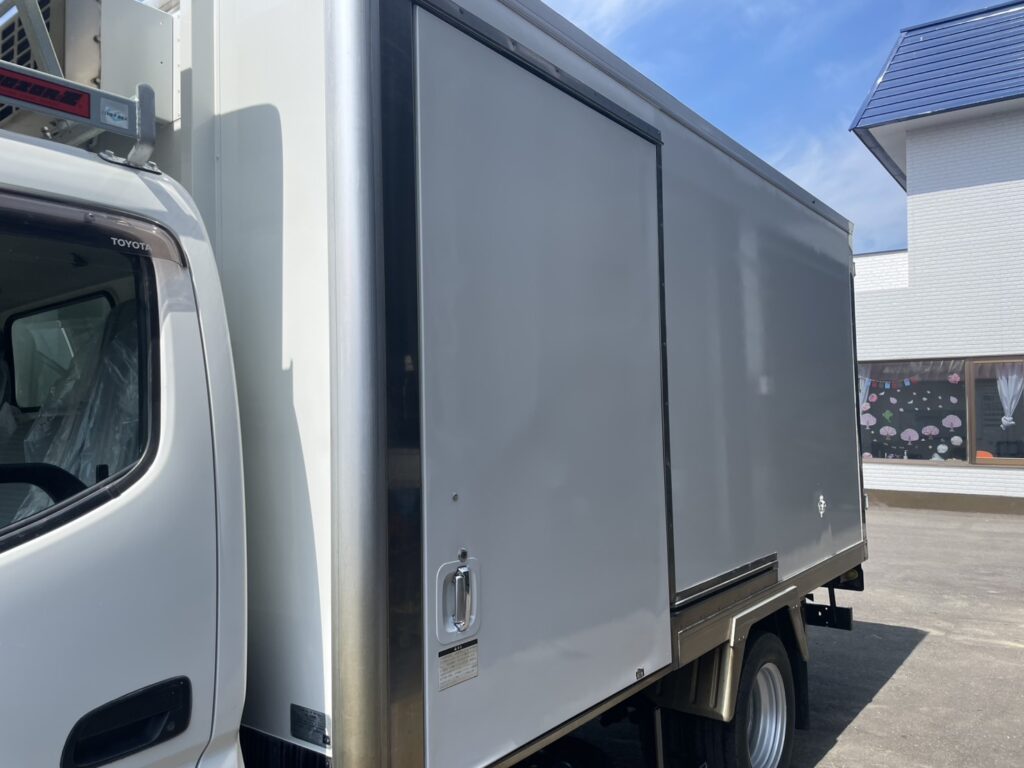 平成29年　トヨエース２トン冷蔵冷凍車４WD　全塗装済み　車検1年付