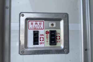 サムネイル: 平成29年　トヨエース２トン冷蔵冷凍車４WD　全塗装済み　車検1年付