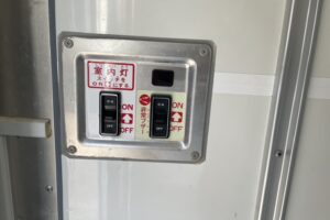 サムネイル: 平成29年　トヨエース２トン冷蔵冷凍車４WD　全塗装済み　車検1年付