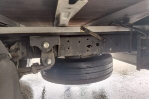 サムネイル: 平成17年　ダイナ2トン平　★荷台塗装済　★パワーゲート付　★軽々ゲート付　★最大積載2000㎏　