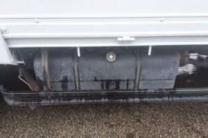 サムネイル: 平成17年　ダイナ2トン平　★荷台塗装済　★パワーゲート付　★軽々ゲート付　★最大積載2000㎏　
