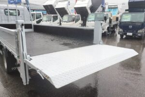 サムネイル: 平成17年　ダイナ2トン平　★荷台塗装済　★パワーゲート付　★軽々ゲート付　★最大積載2000㎏　