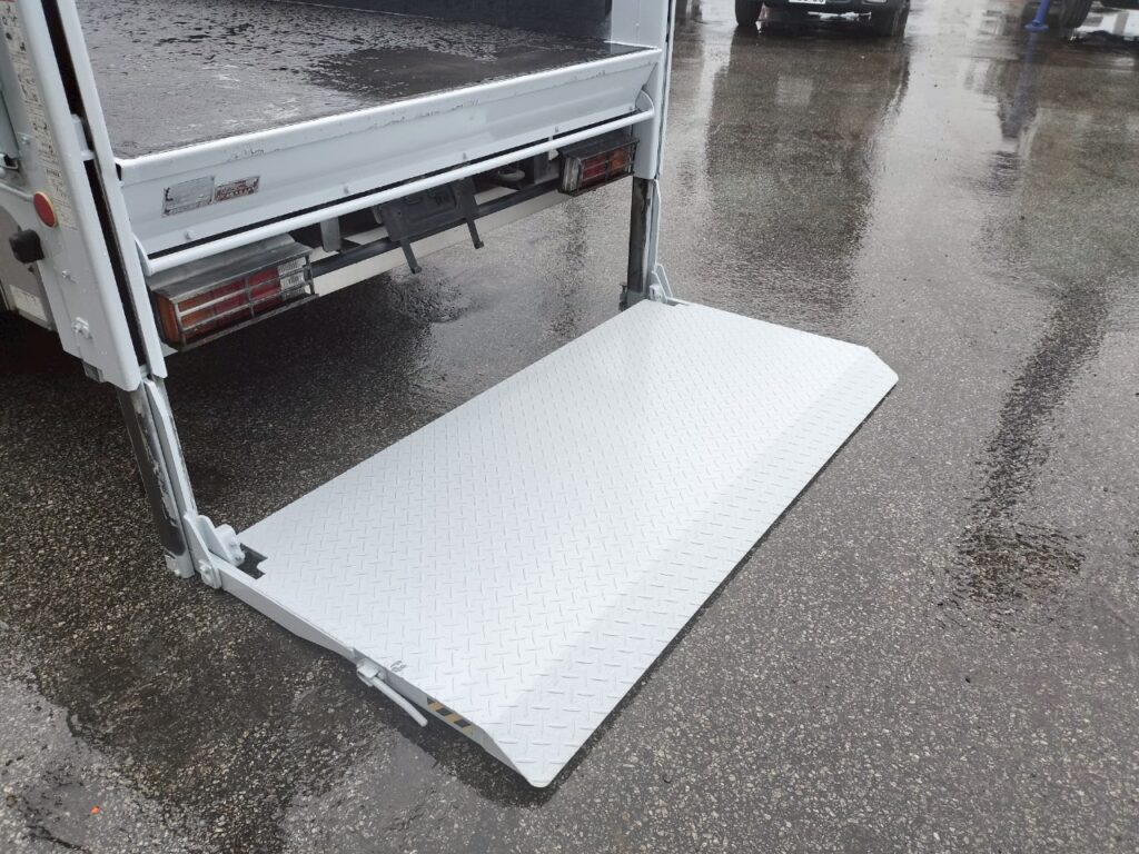 平成17年　ダイナ2トン平　★荷台塗装済　★パワーゲート付　★軽々ゲート付　★最大積載2000㎏　