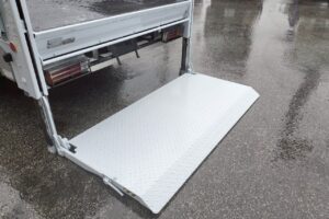 サムネイル: 平成17年　ダイナ2トン平　★荷台塗装済　★パワーゲート付　★軽々ゲート付　★最大積載2000㎏　