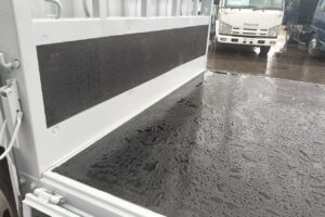 サムネイル: 平成17年　ダイナ2トン平　★荷台塗装済　★パワーゲート付　★軽々ゲート付　★最大積載2000㎏　