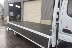 サムネイル: 平成17年　ダイナ2トン平　★荷台塗装済　★パワーゲート付　★軽々ゲート付　★最大積載2000㎏　
