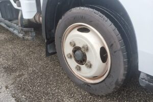 サムネイル: 平成17年　ダイナ2トン平　★荷台塗装済　★パワーゲート付　★軽々ゲート付　★最大積載2000㎏　