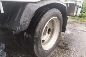サムネイル: 平成17年　ダイナ2トン平　★荷台塗装済　★パワーゲート付　★軽々ゲート付　★最大積載2000㎏　