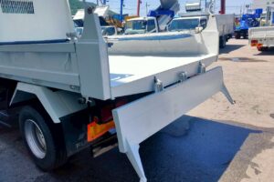 サムネイル: 平成20年　ファイター４トンダンプ　コボレーン　三方開き　車検1年付