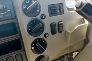 サムネイル: 平成20年　ファイター４トンダンプ　コボレーン　三方開き　車検1年付