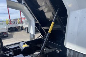 サムネイル: 平成20年　ファイター４トンダンプ　コボレーン　三方開き　車検1年付