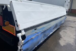 サムネイル: 平成20年　ファイター４トンダンプ　コボレーン　三方開き　車検1年付