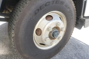 サムネイル: 平成28年　　いすゞフォワード4トン4段クレーンラジコン　★荷台塗装済み！★排気量5190㏄！★車検1年付　★ラジコン