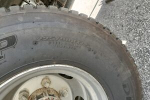 サムネイル: 平成28年　　いすゞフォワード4トン4段クレーンラジコン　★荷台塗装済み！★排気量5190㏄！★車検1年付　★ラジコン