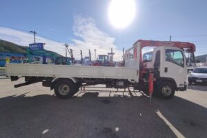 サムネイル: 平成28年　　いすゞフォワード4トン4段クレーンラジコン　★荷台塗装済み！★排気量5190㏄！★車検1年付　★ラジコン
