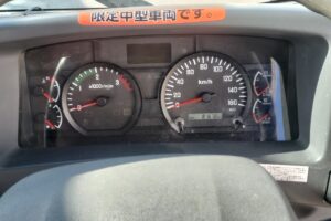 サムネイル: 平成28年　　いすゞフォワード4トン4段クレーンラジコン　★荷台塗装済み！★排気量5190㏄！★車検1年付　★ラジコン