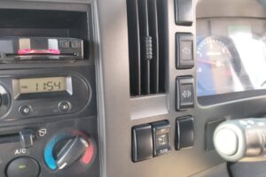 サムネイル: 平成28年　　いすゞフォワード4トン4段クレーンラジコン　★荷台塗装済み！★排気量5190㏄！★車検1年付　★ラジコン