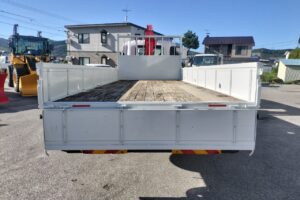 サムネイル: 平成28年　　いすゞフォワード4トン4段クレーンラジコン　★荷台塗装済み！★排気量5190㏄！★車検1年付　★ラジコン