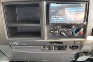 サムネイル: 平成25年　フォワード4トン4段クレーン超ロング ラジコン　★ベッド付！　★走行8.6万㎞　★軽々ゲート付　