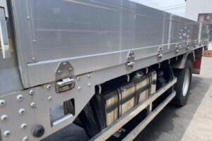 サムネイル: 平成25年　ファイター増トン4段クレーンアルミアオリ　ラジコン　差し違いアウトリガー