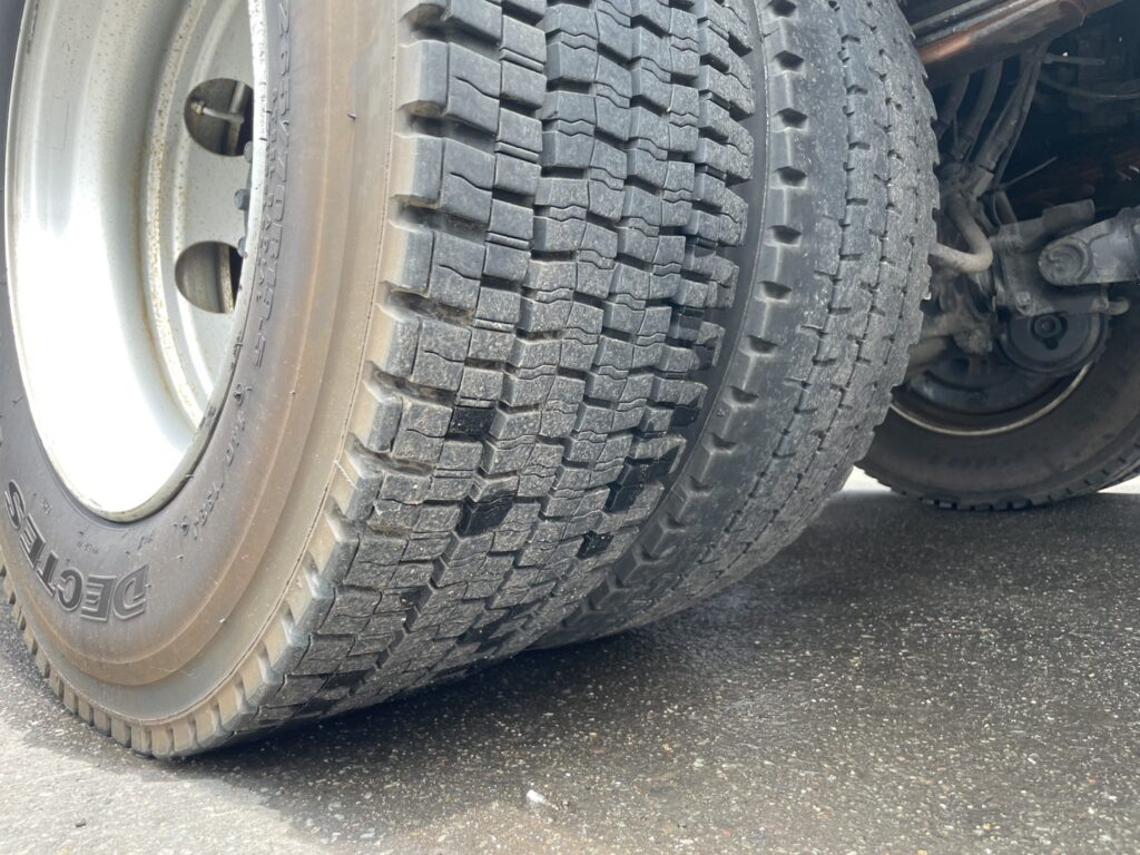 平成25年　ファイター増トン4段クレーンアルミアオリ　ラジコン　差し違いアウトリガー