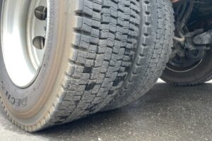 サムネイル: 平成25年　ファイター増トン4段クレーンアルミアオリ　ラジコン　差し違いアウトリガー