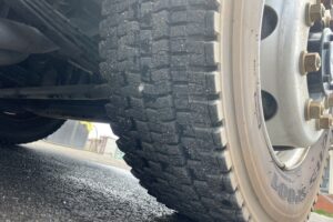 サムネイル: 平成25年　ファイター増トン4段クレーンアルミアオリ　ラジコン　差し違いアウトリガー