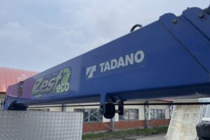サムネイル: 平成25年　ファイター増トン4段クレーンアルミアオリ　ラジコン　差し違いアウトリガー