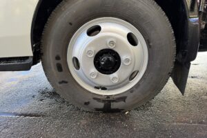 サムネイル: 平成17年　デュトロ２トン4段クレーンロング ラジコン・フックイン 全塗装済み