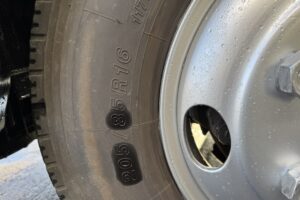 サムネイル: 平成17年　デュトロ２トン4段クレーンロング ラジコン・フックイン 全塗装済み