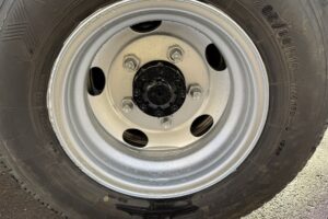 サムネイル: 平成17年　デュトロ２トン4段クレーンロング ラジコン・フックイン 全塗装済み