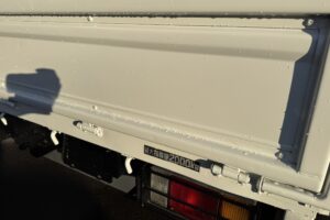 サムネイル: 平成17年　デュトロ２トン4段クレーンロング ラジコン・フックイン 全塗装済み