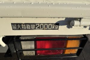 サムネイル: 平成17年　デュトロ２トン4段クレーンロング ラジコン・フックイン 全塗装済み