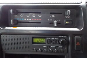 サムネイル: 平成23年　デュトロ2トン4段クレーン　★ラジコン★走行5.8万㎞★6MT★最大積載量2000㎏　