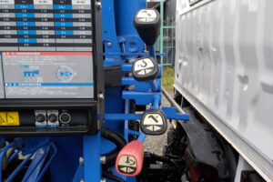 サムネイル: 平成23年　デュトロ2トン4段クレーン　★ラジコン★走行5.8万㎞★6MT★最大積載量2000㎏　