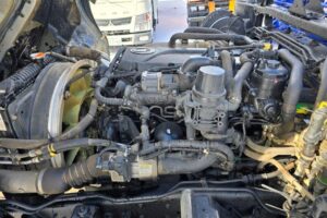 サムネイル: 平成29年　UD　コンドル　増トン４段クレーン　ロングジャッキ　ラジコン・ウィンチ・ベッド付（車検令和7年9月）