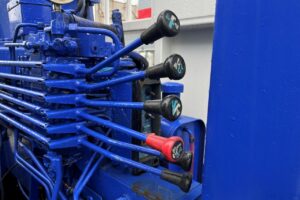 サムネイル: 平成29年　UD　コンドル　増トン４段クレーン　ロングジャッキ　ラジコン・ウィンチ・ベッド付（車検令和7年9月）
