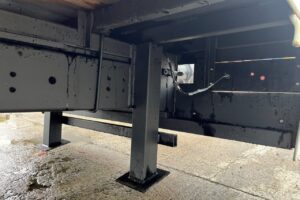 サムネイル: 平成29年　UD　コンドル　増トン４段クレーン　ロングジャッキ　ラジコン・ウィンチ・ベッド付（車検令和7年9月）
