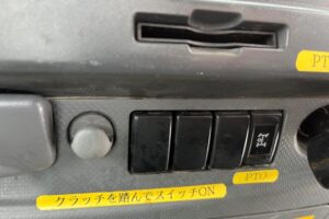 サムネイル: 平成21年　いすゞ　フォワード　４トン４段クレーン　ロングジャッキ・フックイン・ラジコン付（車検令和7年12月）
