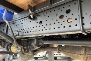 サムネイル: 平成21年　いすゞ　フォワード　４トン４段クレーン　ロングジャッキ・フックイン・ラジコン付（車検令和7年12月）