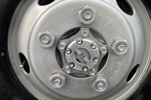 サムネイル: 平成25年　エルフ2.85トンダンプ　４WD 荷台塗装済み　車検令和7年12月