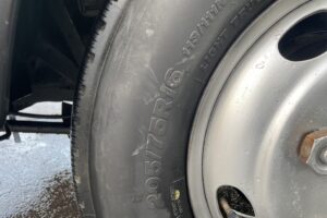 サムネイル: 平成25年　エルフ2.85トンダンプ　４WD 荷台塗装済み　車検令和7年12月