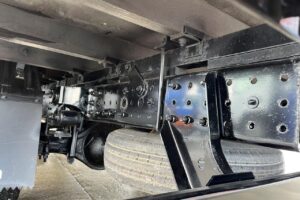 サムネイル: 平成28年　三菱　キャンター　２トン平　ロング・全低床・軽々ゲート付（車検令和7年6月）