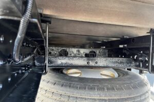 サムネイル: 平成28年　三菱　キャンター　２トン平　ロング・全低床・軽々ゲート付（車検令和7年6月）