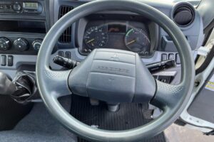 サムネイル: 平成28年　三菱　キャンター　２トン平　ロング・全低床・軽々ゲート付（車検令和7年6月）