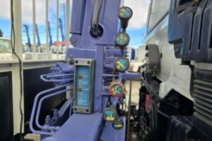 サムネイル: 平成24年　日野　レンジャー　４トン３段クレーン　ロングジャッキ・フックイン・ラジコン付（車検令和7年12月）