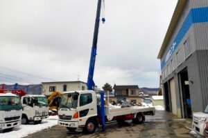 サムネイル: 平成２３年　レンジャー４トン3段クレーン　ロングジャッキ　ラジコン　★検１年付！！　★走行距離6.1万キロ　★6MT　★荷台（木）　