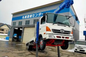 サムネイル: 平成２３年　レンジャー４トン3段クレーン　ロングジャッキ　ラジコン　★検１年付！！　★走行距離6.1万キロ　★6MT　★荷台（木）　