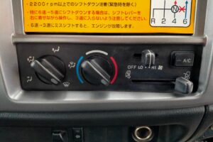 サムネイル: 平成２３年　レンジャー４トン3段クレーン　ロングジャッキ　ラジコン　★検１年付！！　★走行距離6.1万キロ　★6MT　★荷台（木）　
